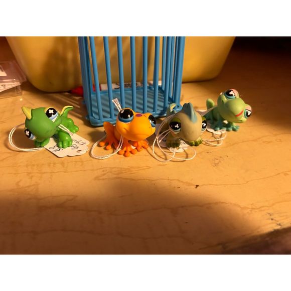 LPS 4 -PC SET  Spotted Frog ,green frog, Iguana, and the Lizard Iguana - Picture 1 of 2